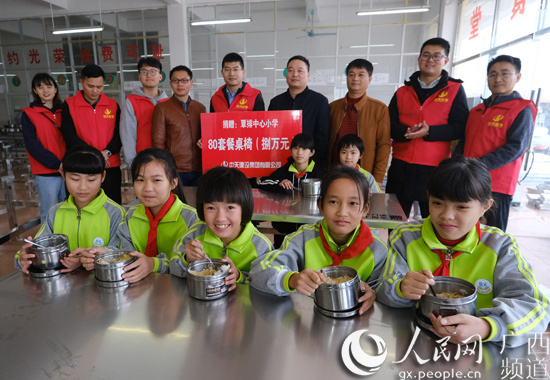 20191226/5e047163c11ed.jpeg 學生使用捐贈的餐桌椅.jpeg