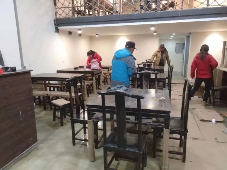 20200103/5e0f3c1fa7e6b.jpg 博菲克家具工人安裝餐桌椅.jpg