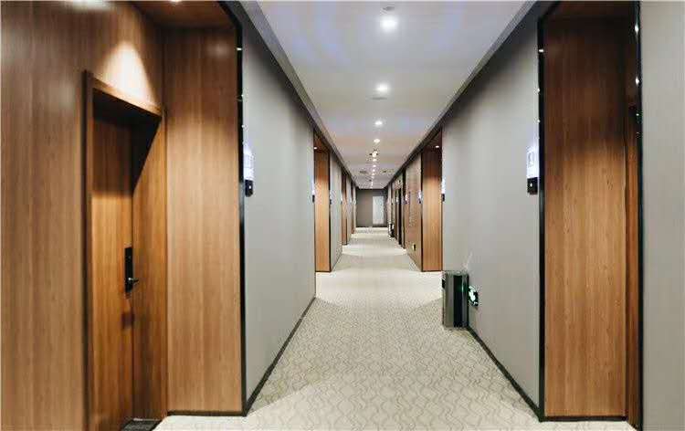 20201020/5f8e3eab36560.jpg 酒店木飾面木門.jpg