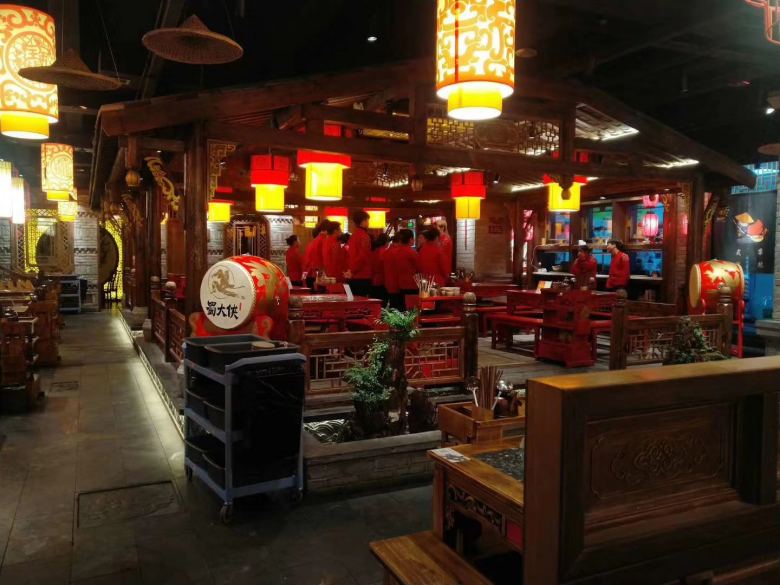 20210125/600e06376f3ee.jpg 西安火鍋?zhàn)缽S家工人在庫(kù)房裝車.jpg