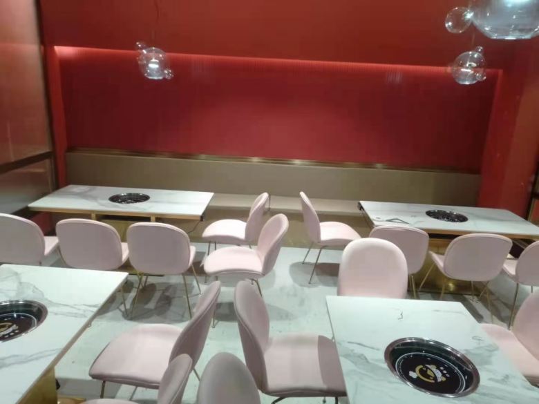 20210209/602242daf35c7.jpg 口福緣老板與西安火鍋桌廠家簽約合同.jpg