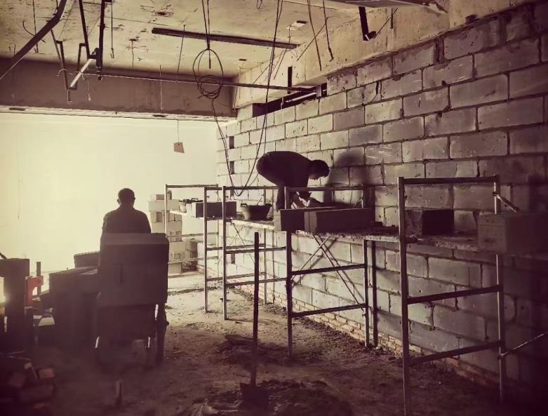 20210426/608629b0af7d3.jpg 裝修工人對酒店墻面進行施工.jpg