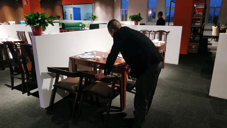 20210511/6099cdfa34546.jpg 銷售部經理擦拭餐桌餐椅.jpg