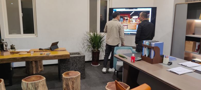 20210511/6099d1436fba7.jpg 博菲克家具廠(chǎng)楊總和魏家涼皮江總討論餐桌椅方案.jpg