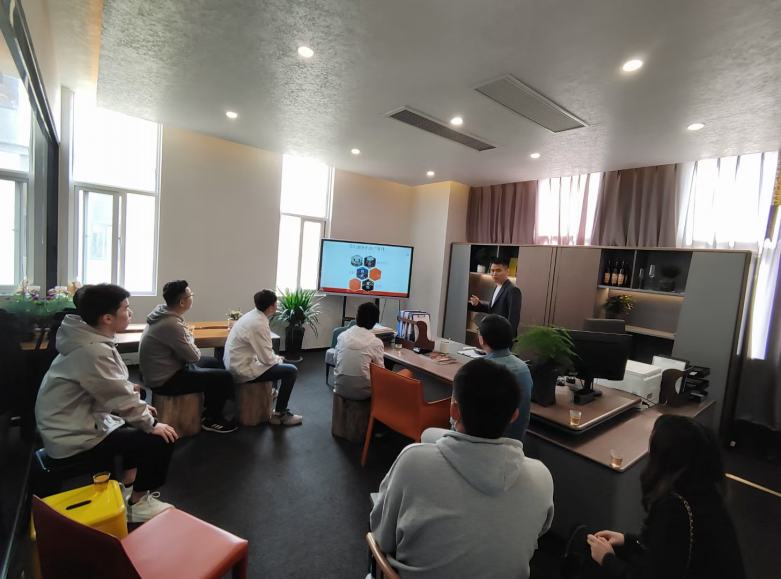 20210512/609b612d51f15.jpg 博菲克家具廠銷售部門深夜開會現(xiàn)場.jpg