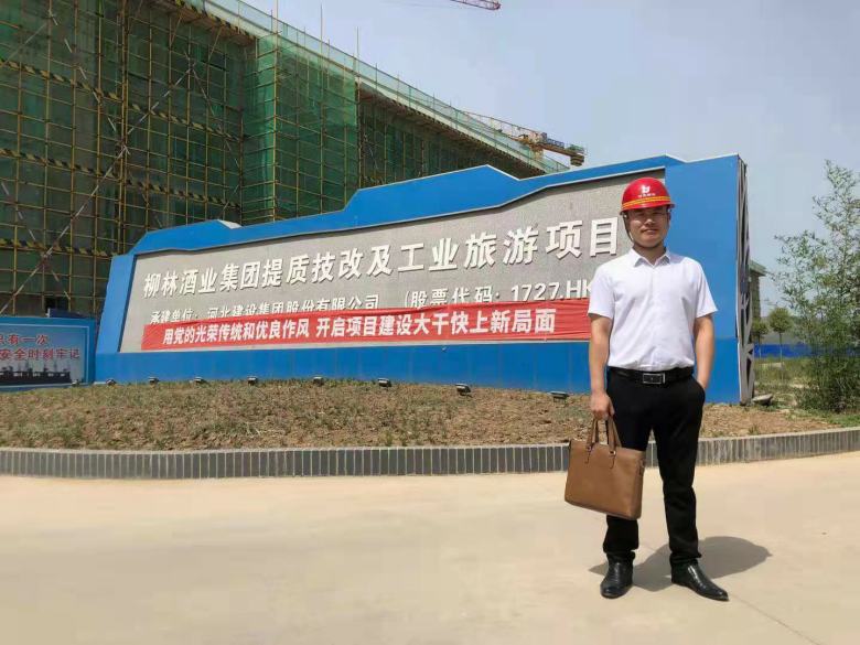 20210611/60c2a6a33b991.jpg 博菲克家具廠業務負責人在柳林酒店集團門口合影.jpg