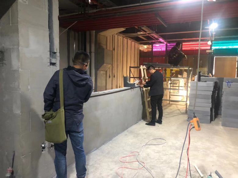 20210712/60ebd546ba792.jpg 項(xiàng)目經(jīng)理和設(shè)計(jì)師在火鍋店量尺.jpg