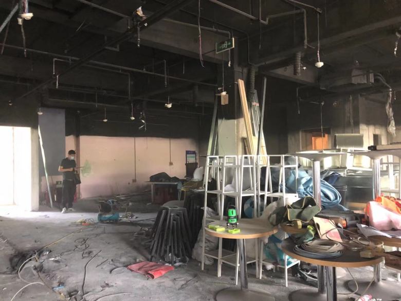 20210712/60ebd55169835.jpg 李總在博菲克家具廠展廳挑選火鍋?zhàn)酪?jpg