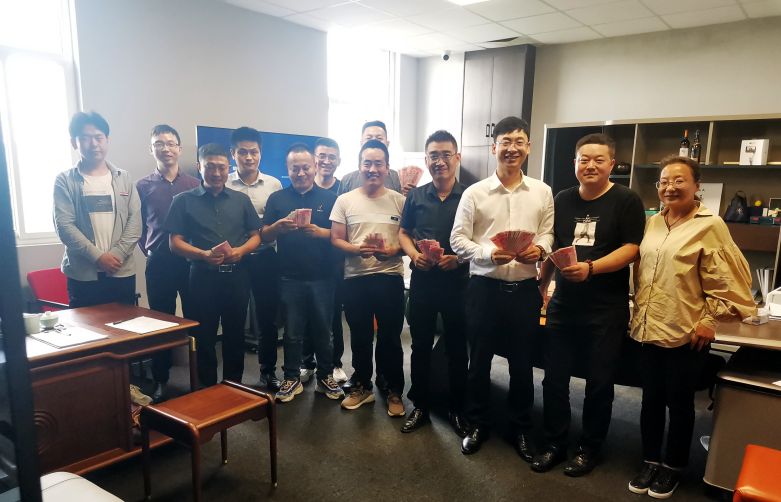 20210905/613443aca417b.jpg 公司領(lǐng)導(dǎo)給西安餐桌椅事業(yè)部銷售冠軍發(fā)放獎(jiǎng)金.jpg