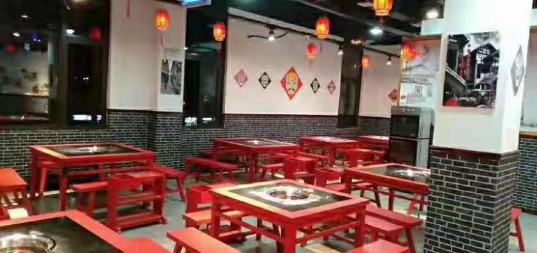 20210911/613ccc83d138c.jpg 甲方在安裝現場驗收火鍋桌.jpg