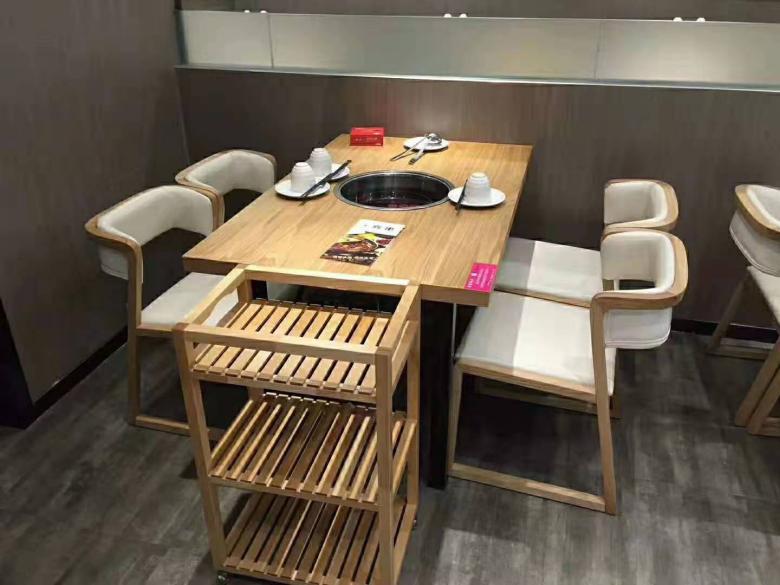 20210912/613d574f242bd.jpg 實木火鍋桌子和軟包餐椅.jpg