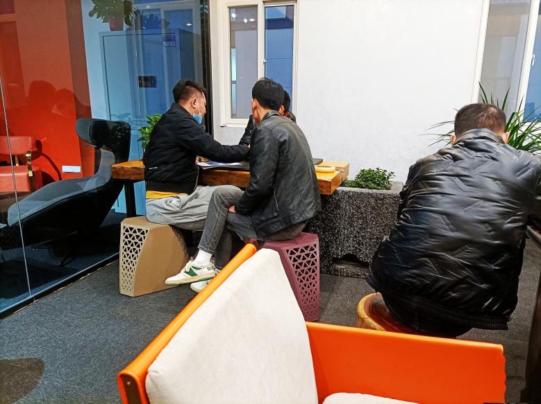 20211112/618df0a0b2f35.jpg 業務經理給周總講解火鍋桌方案.jpg