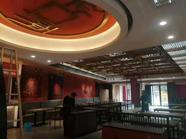 20211116/6192f5f6cb67b.jpg 工人安裝餐桌椅后清理衛生.jpg