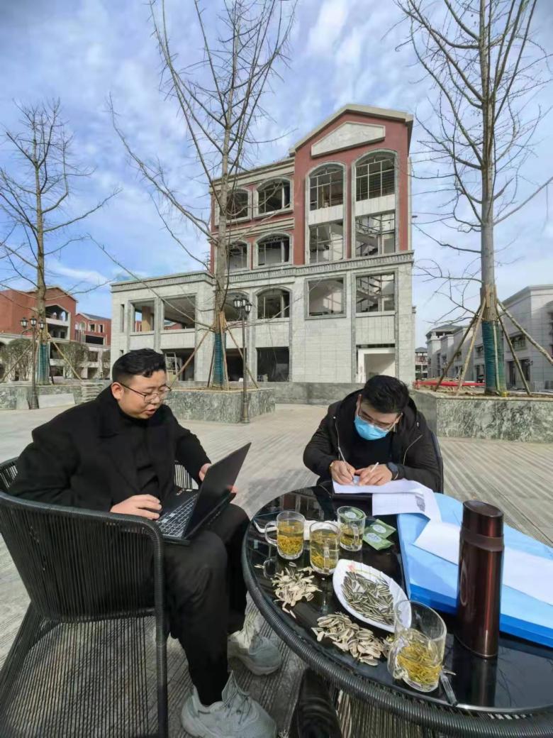 20211205/61acda2f962fe.jpg 楊總和朱總簽訂家具定制合同.jpg