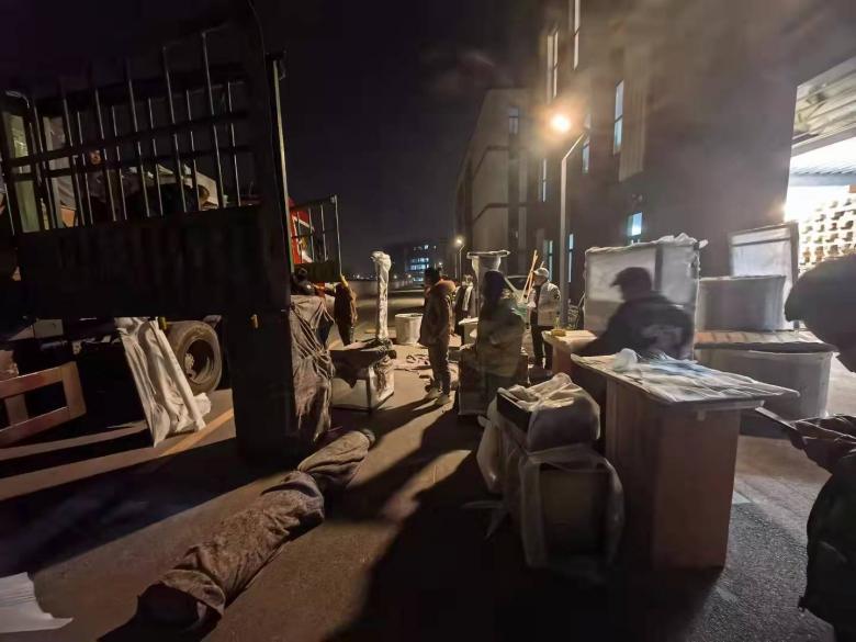 20220101/61cfbaa2ef797.jpg 工人深夜裝車發貨.jpg