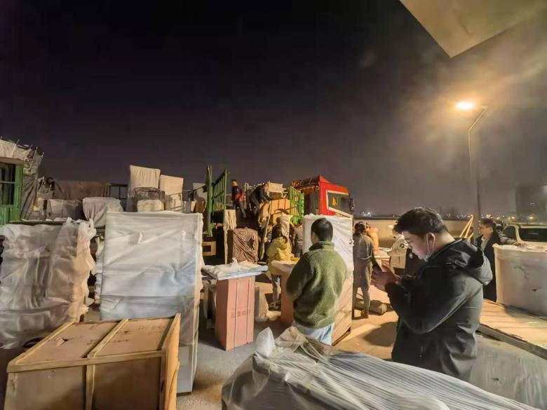 20220101/61cfbab217be3.jpg 員工小心翼翼搬運火鍋桌椅.jpg