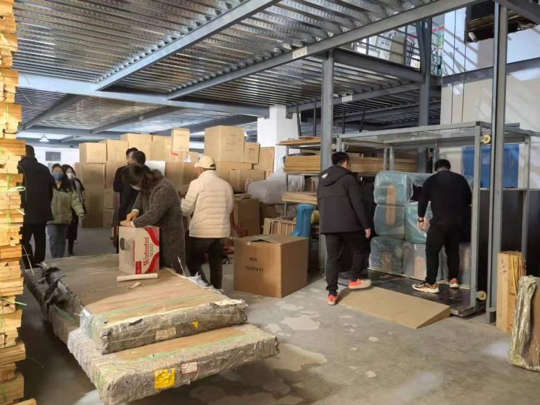 20220101/61cfbad90c676.jpg 博菲克總經理楊總親自現場干活裝車.jpg