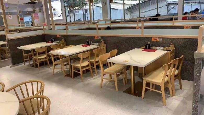 20220211/62061dae79d88.jpg 餐飲家具廠工人安裝現場.jpg