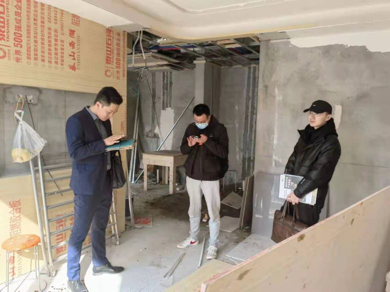 20220225/6218467f61af0.jpg 西安餐飲家具廠設計師到裝修現場量尺.jpg