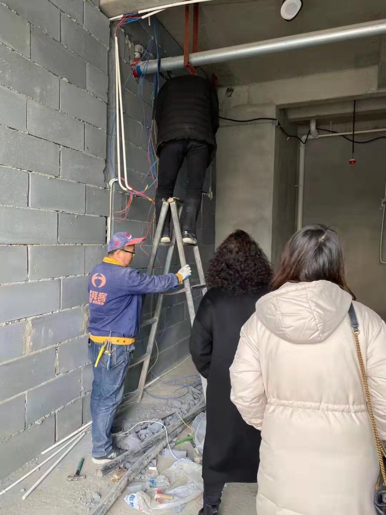 20220225/6218772810b61.jpg 吳總和博菲克餐飲家具廠業務經理洽談.jpg