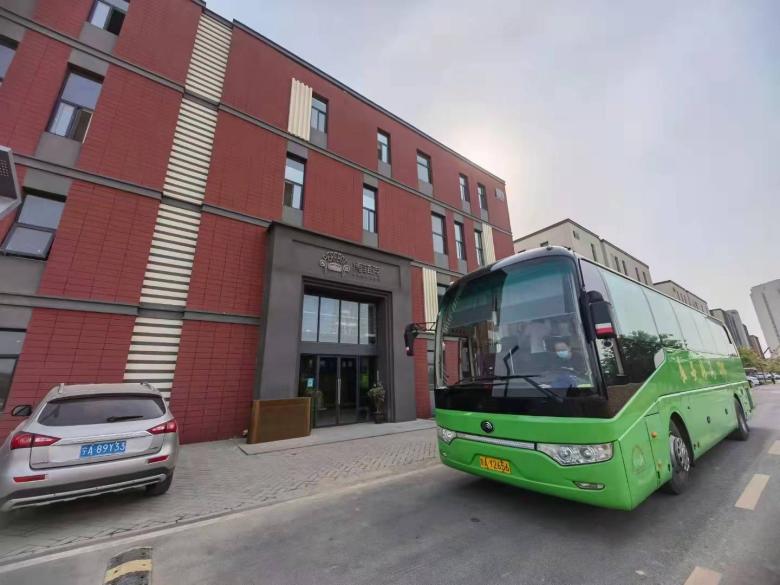 20220524/628ccbfdaba04.jpg 西安博菲克家具廠大巴車在等候.jpg