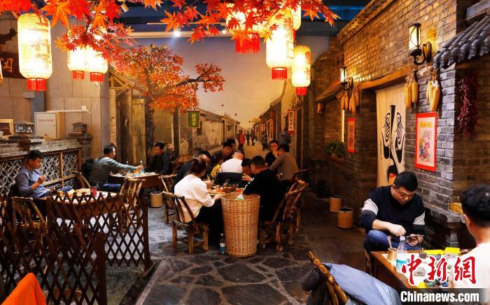 20220617/62ac52d606f1f.jpg 罐罐茶館內人聲鼎沸,充滿煙火氣。.jpg