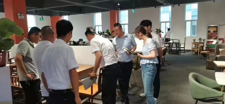 20220710/62caf2c3b315e.jpg 博菲克邊經(jīng)理講解餐桌椅材質.jpg