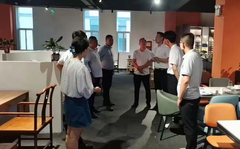 20220710/62caf2d311451.jpg 博菲克業(yè)務團隊討論.jpg