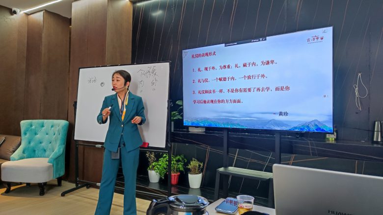 20220808/62f0d97f03595.jpg 黃老師講解職場禮儀.jpg