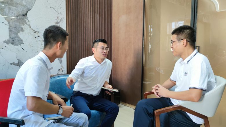 20220808/62f0da3e65d46.jpg 分組進行銷售技巧現場模擬演練.jpg