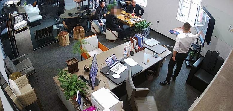 20221018/634e9da7722ce.jpg 楊總給客戶講解酒店設(shè)計(jì)方案.jpg