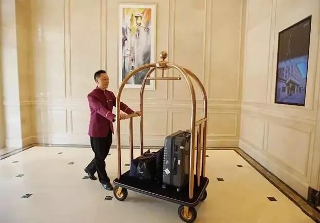 20221029/635cee7b2ca35.jpg 柏麗艾尚酒店禮賓為客人運(yùn)送行李.jpg