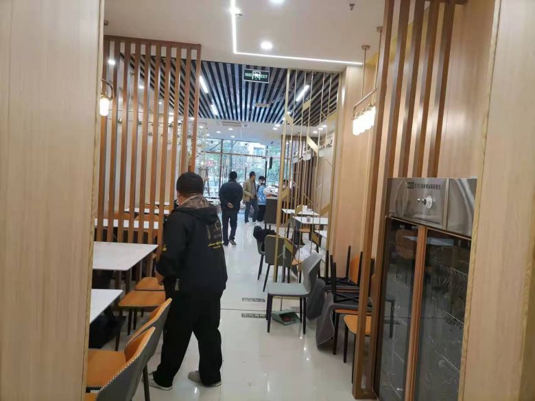 20221112/636f61fecb248.jpg 客戶和博菲克業(yè)務(wù)經(jīng)理驗(yàn)收餐桌椅.jpg