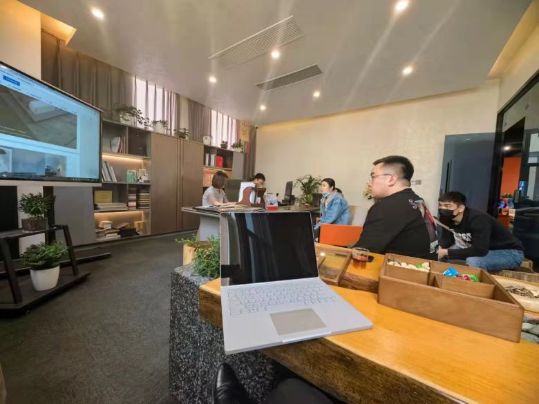 20221112/636f6e080c89c.jpg 業務經理給海華人家湖南土菜館龍總講解桌椅搭配方案.jpg