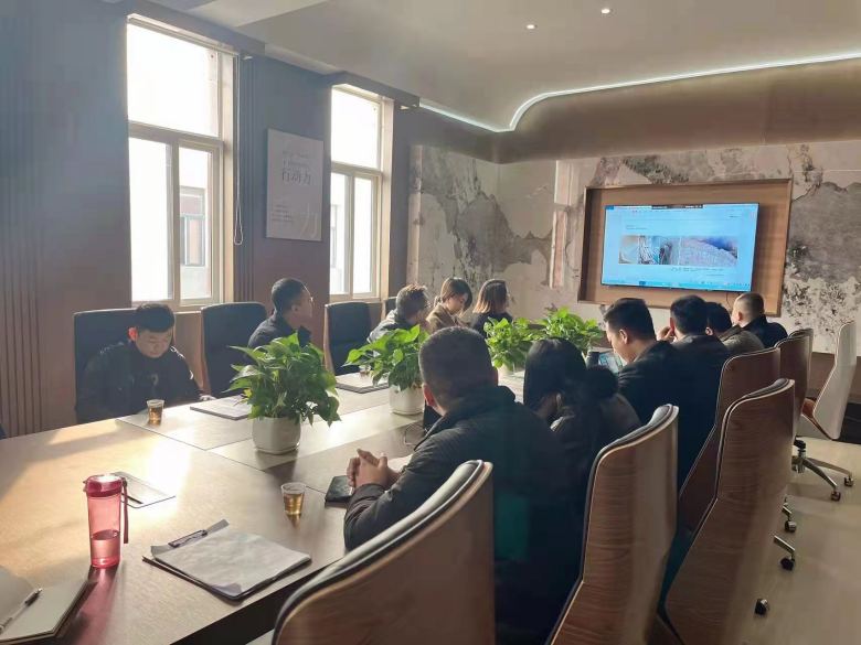 20230102/63b2750bdb9ce.jpg 雙方在博菲克家具廠會議室討論合作方案.jpg