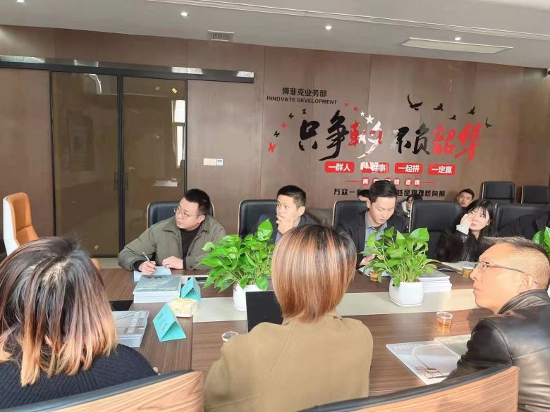 20230102/63b2751b7b7b9.jpg 博菲克家具業務部盧經理介紹公司情況.jpg