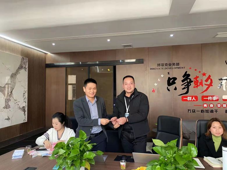 20230103/63b3a736e4e35.jpg 為獲獎業務經理頒發獎金.jpg