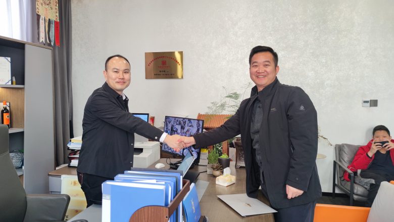 20230204/63ddc1b589b9b.jpg 萬總與西安博菲克酒店家具廠總經理楊星握手合影.jpg