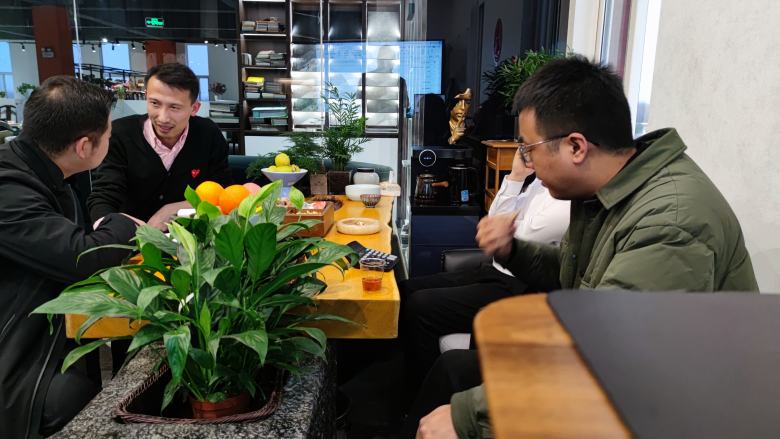 20230204/63ddc5c2aa454.jpg 延安酒店萬總與博菲克負責人溝通裝修預算.jpg