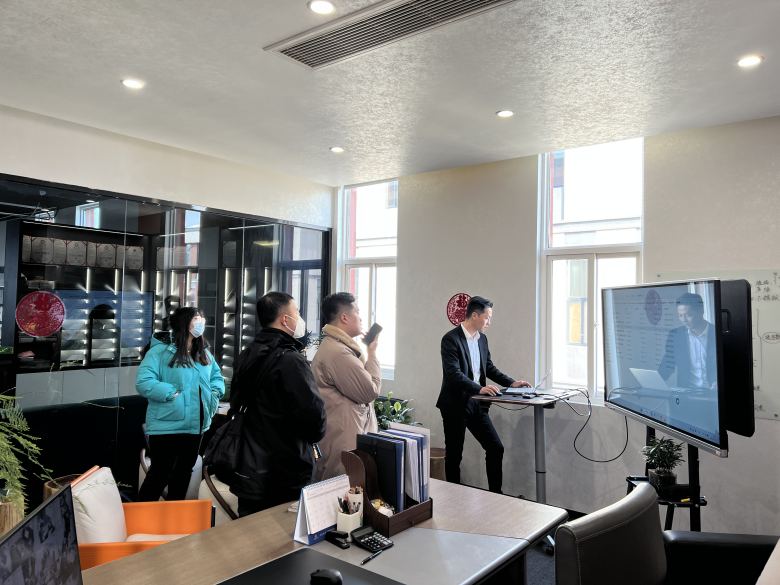 20230212/63e878ab68407.jpg 業(yè)務(wù)經(jīng)理為客戶介紹海友酒店家具方案.jpg