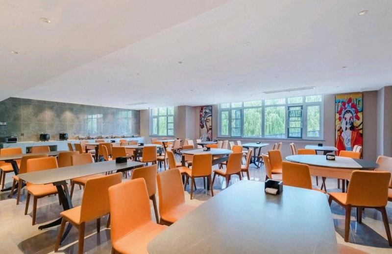 20230405/642ce4d22518c.jpg 酒店早餐廳桌椅.jpg