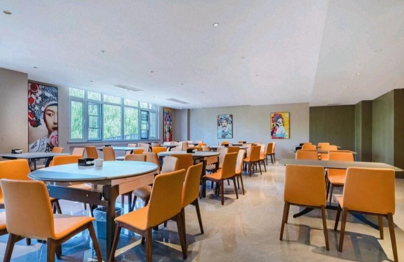 20230405/642ce4dcf36ed.jpg 酒店餐桌椅組裝完成.jpg