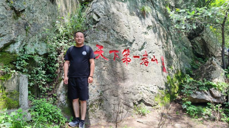 20230626/64992e2600883.jpg 銷售部成員爬山途中歇息.jpg