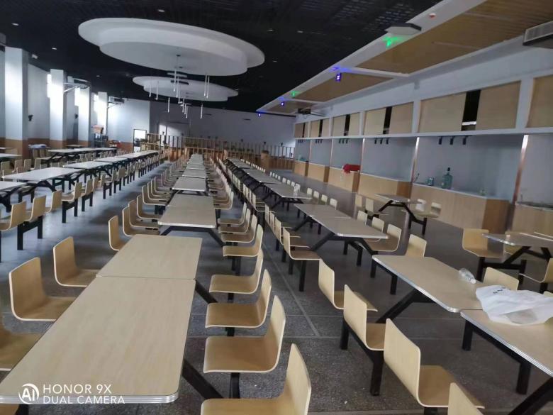 20230822/64e46f3067dbe.jpg 西安博菲克工人安裝餐桌椅.jpg