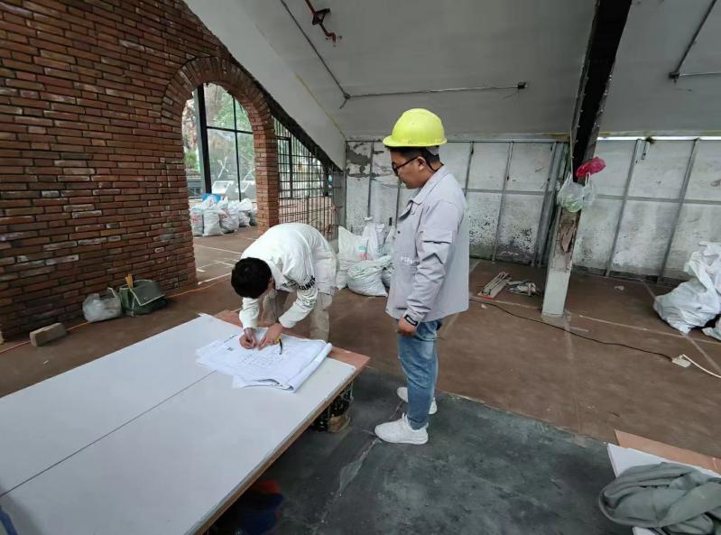 20230909/64fc363952893.jpg 博菲克項目經(jīng)理與設(shè)計師研究圖紙.jpg