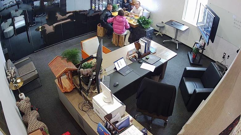 20240301/65e14fb7f01ac.jpg 雅曼酒店負(fù)責(zé)人與博菲克銷售經(jīng)理溝通酒店家具.jpg